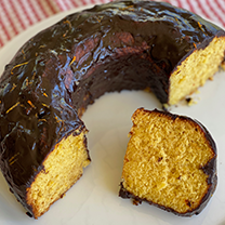 YOĞUN PORTAKAL AROMALI ÇİKOLATA SOSLU KEK