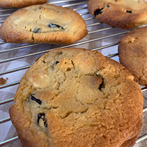 SİYAH KURU ÜZÜMLÜ & BEYAZ ÇİKOLATA PARÇALI KURABİYE — 4