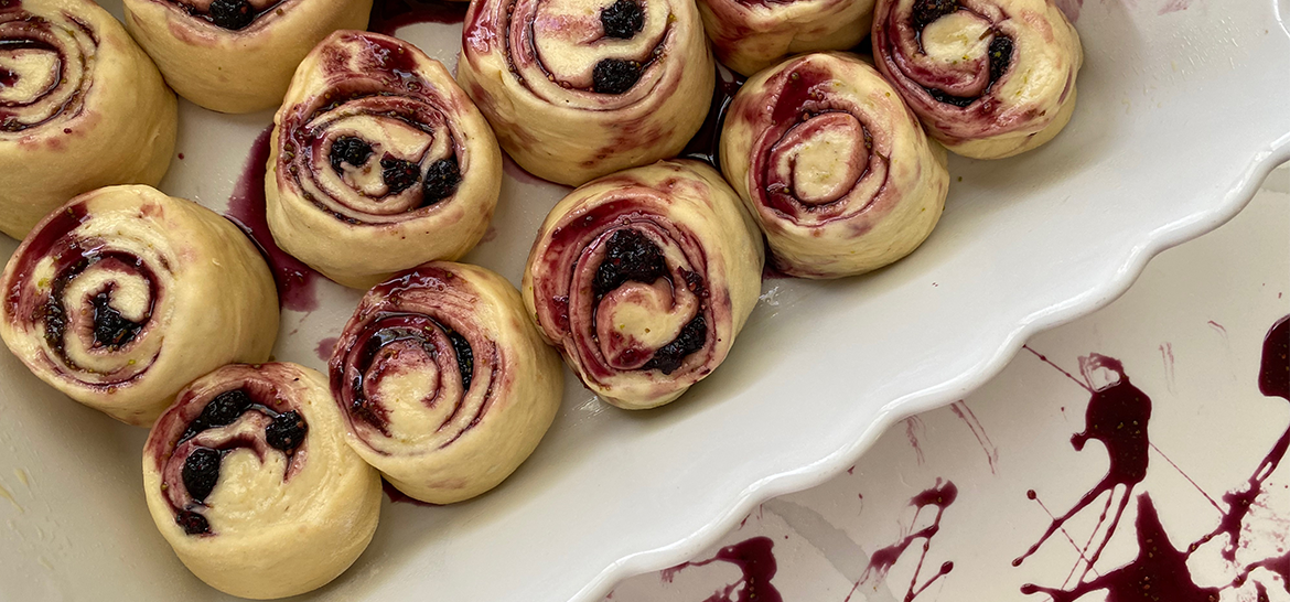 EKŞİ MAYALI HAMURDAN KARADUT SOS DOLGULU ÇÖREK — 1