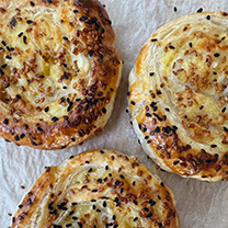 MİLFÖY HAMURUNDA PATATESLİ PEYNİRLİ BÖREK